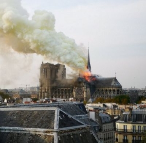 Un incendiu puternic a distrus Catedrala Notre Dame din Paris
