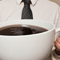 Cafeaua in exces produce atacuri de panica, anxietate, hipertensiune, ameteli, tremur al vocii, dispnee, dureri de cap si batai neregulate ale inimii