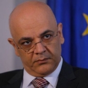 Raed Arafat a anuntat ca pleaca din tara daca va fi demis din fruntea DSU