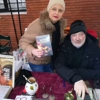 Stelian Tanase are propriul stand la targul de Craciun de la MTR si e fascinat de lumea anticarilor