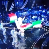 SAN REMO: Francesco Gabbani a cantat piesa L'italiano vero, imbracat in costum de astronaut, fluturand steagul Italiei in mana