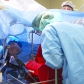 O femeie a cantat la vioara in timp ce doctorii ii scoteau o tumoare ein creier