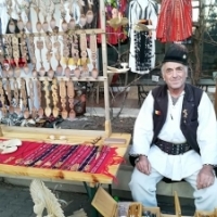 Ion Rodos din Nucsoara, Arges sculpteaza in lemn linguri ce poveste, la targul Piata Taraneasca de la Muzeul Taranului Roman