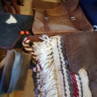 Modele noi de rucsacuri din piele de vitel si genti din piele cu motive traditionale