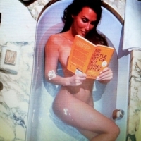 Proaspat izolata, Alice Goodwin citeste o carte, atunci cand face baie in cada