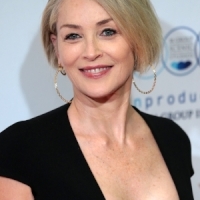 Sharon Stone, in varsta de 62 de ani, a pozat in costum de baie
