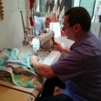 Croitorul Virgil Ion din atelierul din Piata Matache mosteneste pasiunea pentru croitorie de la unchii sai