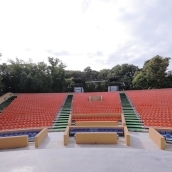 Teatrul de Vara Herastrau debuteaza in stagiunea estivala cu premiera Cu masca sau fara masca