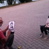 Portretistul George Avram face portrete reusite oamenilor care se plimba in Parcul Herastrau