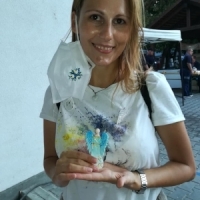 Miki Pereanu creeaza ingeri din ceramica si doneaza o parte din ce castiga copiilor bolnavi de autism