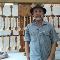 Viorel Marian din Suceava sculpteaza in lemn linguri cu diverse simboluri