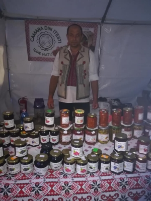 Constantin Buftea din comuna Itesti, judetul Bacau, prezent cu un stand cu produse la targul Piata Taraneasca