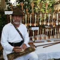 Viorel Marian: Cruci cu postament si linguri de plop si de cires, cu simboluri traditionale!