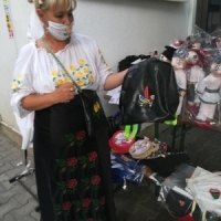 Alina Grigorov din Giurgiu creeaza masti cu mesaj brodat si papusi traditionale