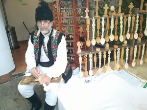 Mesterul popular Viorel Marian, de la tamplar-mecanic la cioplitor in lemn
