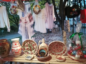 Teodora Economu de la Traditional Robox, la Piata Taraneasca: Ceramica de Horezu si ornamente de Craciun lucrate de copiii cu sindrom Down