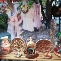 Teodora Economu de la Traditional Robox, la Piata Taraneasca: Ceramica de Horezu si ornamente de Craciun lucrate de copiii cu sindrom Down