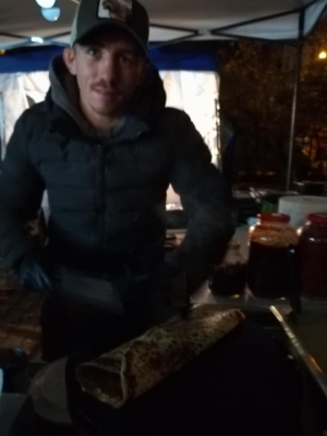 Cristi Spetcu face clatite uriase cu Nutella si capsuni in curtea MTR