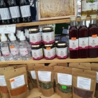 Marin Constantin din Dambovita: Avem suc de aronia, sirop de trandafiri si plante aromatice
