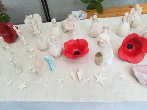 Miki Pereanu creeaza ingeri din ceramica pentru copiii cu autims