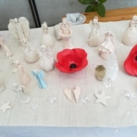 Miki Pereanu creeaza ingeri din ceramica pentru copiii cu autims