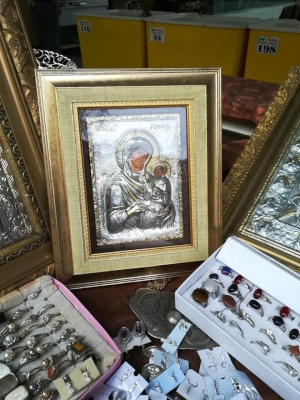Colectionarul Ilie Bureata a adus monede din argint si icoane vechi la targul din Piata Amzei