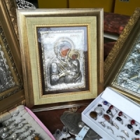 Colectionarul Ilie Bureata a adus monede din argint si icoane vechi la targul din Piata Amzei