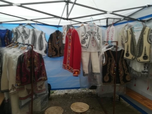 Irina Ciuncanu din Gorj: Brauri traditionale, camasi de barbat, toca,pardesie de lana stilizate