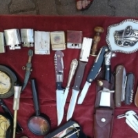 Florin Georgescu: Lanioane, cutite de vanatoare, bricege, un set din coral, la targul din curtea MTR