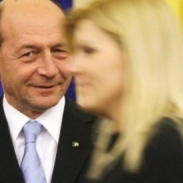 Rocada: Elena Udrea ii ia fata lui Traian Basescu