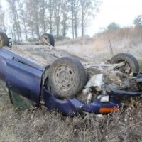 Un mort, patru raniti si doua masini rasturnate