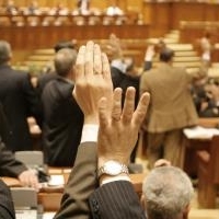 Deputatii au decis inghetarea pensiilor si salariilor in 2012