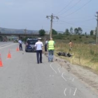 Motociclist acrosat cu oglinda autoturismului