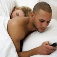 Aplicatii disponibile pe telefonul mobil care incurajeaza infidelitatea