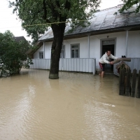 Ploile torentiale devasteaza gospodarii, culturi agricole, poduri si drumuri