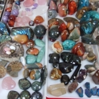 Sculpturi din diverse pietre din Madagascar si cristale aduse din Franta, la standul Anamariei Vidu