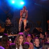 Corina, o mamica cool, isi ia baietelul cu ea la concerte