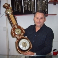 Ceasornicarul Catalin Vardianu repara ceasurile lui Rica Raducanu