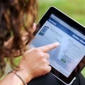 Facebook-ul are efecte negative asupra femeilor singure