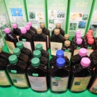 Tincturi 100% naturale, la standul fitoterapeutului Marius Tarban din Poienii de Jos, Bihor