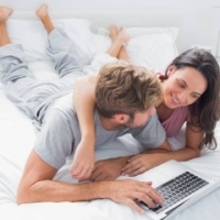 Stresul pe internet afecteaza diferit femeile si barbatii