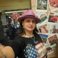 Selfie: o fotografie autoportret, realizata digital, cel mai des pentru a fi postata pe retele de socializare
