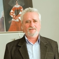 Editorial de Lucian Avramescu: Femeia de serviciu care citeste poezie