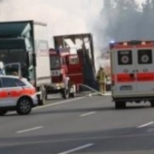 Un autocar plin cu oameni a luat foc pe o autostrada din sudul Germaniei
