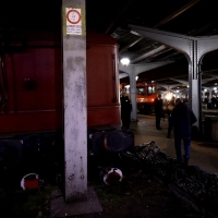 Un tren particular nu a franat la timp si a intrat pe peronul Garii de Nord