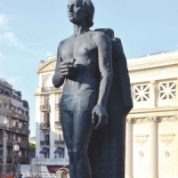 Mihai Eminescu intr-o pozitie hieratica, cu chipul ingandurat si melancolic
