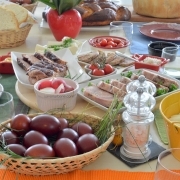 Sondaj online: Cei mai multi romani petrec Pastele acasa, cu familia