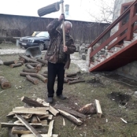 Poetul Lucian Avramescu aprinde cu iubire focul din vatra si plange cu lacrimi de piatra de dorul fiicei sale