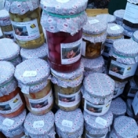 Arpagic murat, alb si rosu,la borcan, un deliciu, la standul cu produse naturale al Marianei Gancila