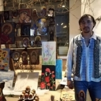 Teodore Adrian Negoita sculpteaza icoane pe lemn, piatra, coji de ou, sticla